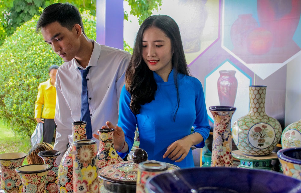 Sinh viên ngành Việt Nam học tham dự Lễ khai mạc triển lãm “Gốm sứ Bình Dương truyền thống và hiện đại”