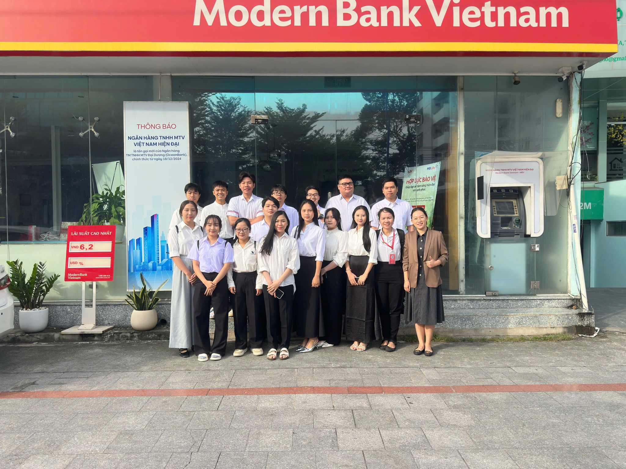 SINH VIÊN KHOA KINH TẾ THAM QUAN THỰC TẾ HỌC PHẦN "DỰ ÁN TẬP SỰ VIÊN GIAO DỊCH" THUỘC NGÀNH TÀI CHÍNH NGÂN HÀNG