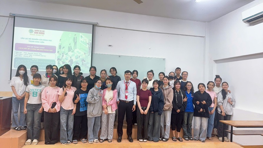 SÔI NỔI BUỔI SINH HOẠT CHUYÊN ĐỀ CUỐI NĂM CỦA CÂU LẠC BỘ NGHIÊN CỨU KHOA HỌC TRONG SINH VIÊN KHOA KINH TẾ