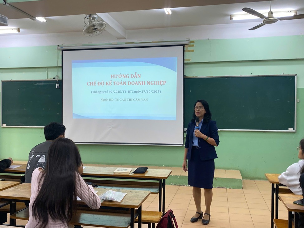 KHOA KINH TẾ  TỔ CHỨC TẬP HUẤN CẬP NHẬT THÔNG TƯ 99/2025/TT-BTC CHẾ ĐỘ KẾ TOÁN DOANH NGHIỆP CHO SINH VIÊN NGÀNH KẾ TOÁN