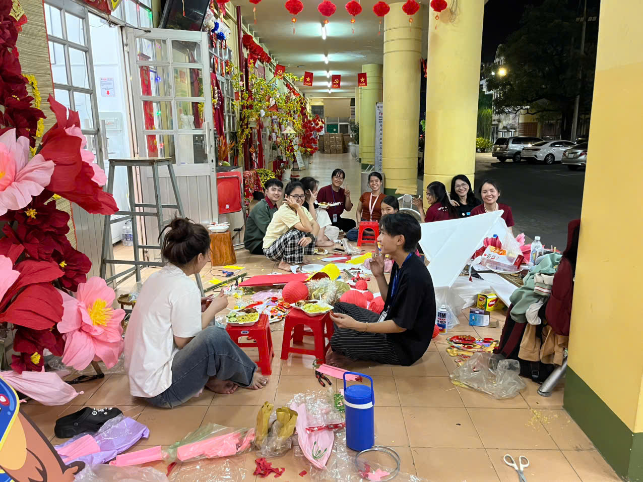 SÔI NỔI CÁC HOẠT ĐỘNG CHUẨN BỊ CHÀO XUÂN BÍNH NGỌ TẠI KHOA KINH TẾ BDU