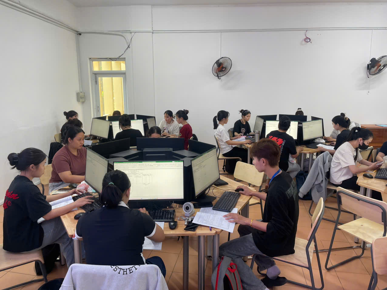 KHỞI ĐỘNG HỌC PHẦN DỰ ÁN – SINH VIÊN KHOA KINH TẾ TRẢI NGHIỆM THỰC TẾ NGHỀ KẾ TOÁN