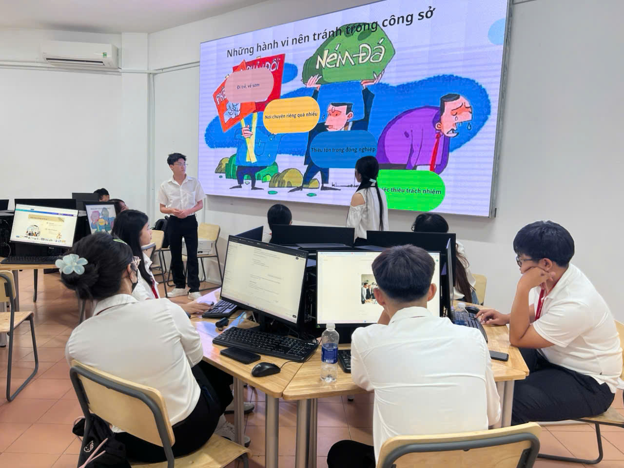 KHI LỚP HỌC LÀ "VĂN PHÒNG MÔ PHỎNG" – SINH VIÊN CHINH PHỤC VĂN HÓA CÔNG SỞ